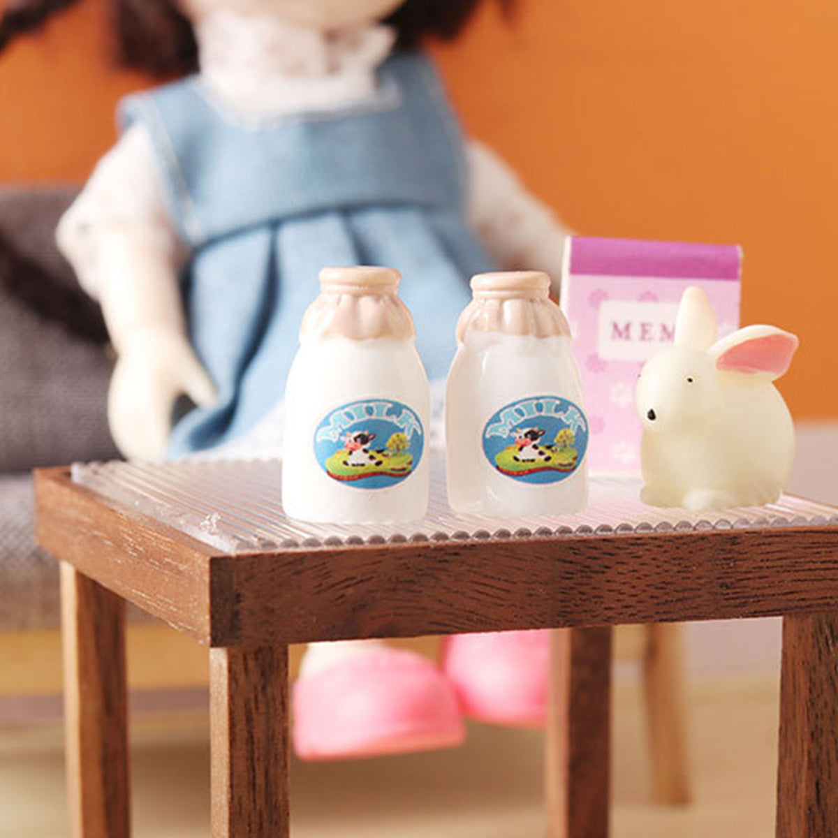 1:12 Scale Dollhouse Miniature Milk Bottle with Storage Basket Y5338